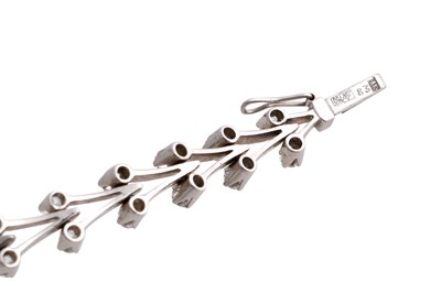 Lot 31 - AN 18CT WHITE GOLD AND DIAMOND NATURALISTIC BRACELET