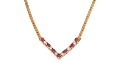 Lot 18 - AN 18CT GOLD CHEVRON HERRINGBONE NECKLACE WITH RUBIES AND DIAMONDS