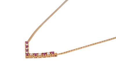 Lot 18 - AN 18CT GOLD CHEVRON HERRINGBONE NECKLACE WITH RUBIES AND DIAMONDS