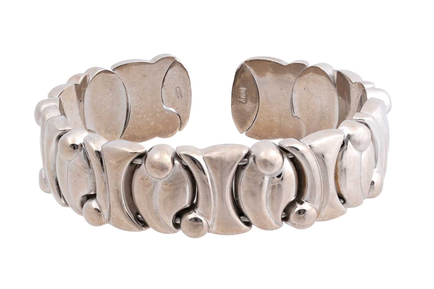 Lot 33 - AN 18CT WHITE GOLD BANGLE