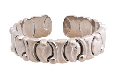 Lot 33 - AN 18CT WHITE GOLD BANGLE