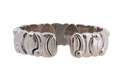 Lot 33 - AN 18CT WHITE GOLD BANGLE