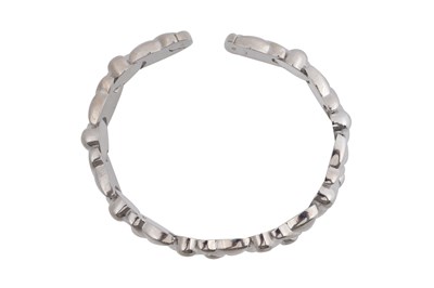 Lot 33 - AN 18CT WHITE GOLD BANGLE