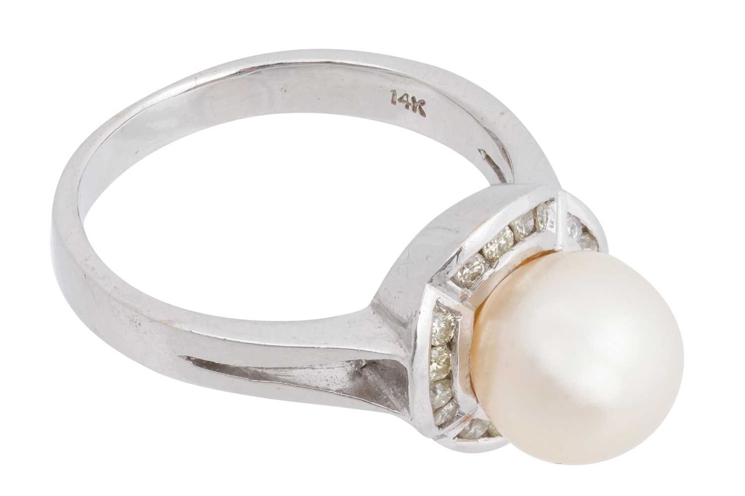Lot 44 - A 14CT WHITE GOLD PEARL AND DIAMOND RING