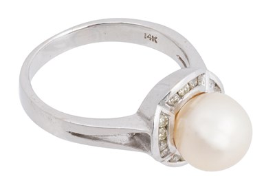 Lot 44 - A 14CT WHITE GOLD PEARL AND DIAMOND RING