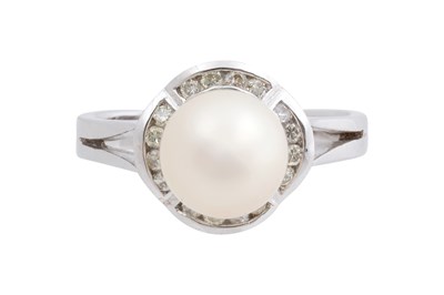 Lot 44 - A 14CT WHITE GOLD PEARL AND DIAMOND RING
