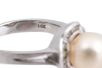 Lot 44 - A 14CT WHITE GOLD PEARL AND DIAMOND RING
