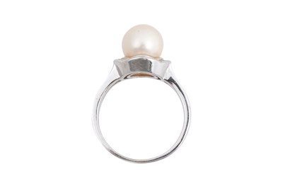 Lot 44 - A 14CT WHITE GOLD PEARL AND DIAMOND RING