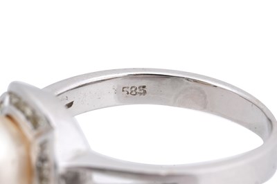 Lot 44 - A 14CT WHITE GOLD PEARL AND DIAMOND RING