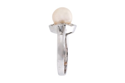 Lot 44 - A 14CT WHITE GOLD PEARL AND DIAMOND RING