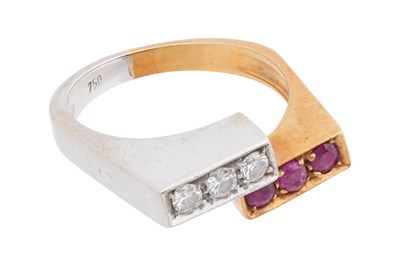 Lot 43 - AN 18CT BICOLOUR WHITE AND YELLOW GOLD RUBIES AND DIAMONDS RING