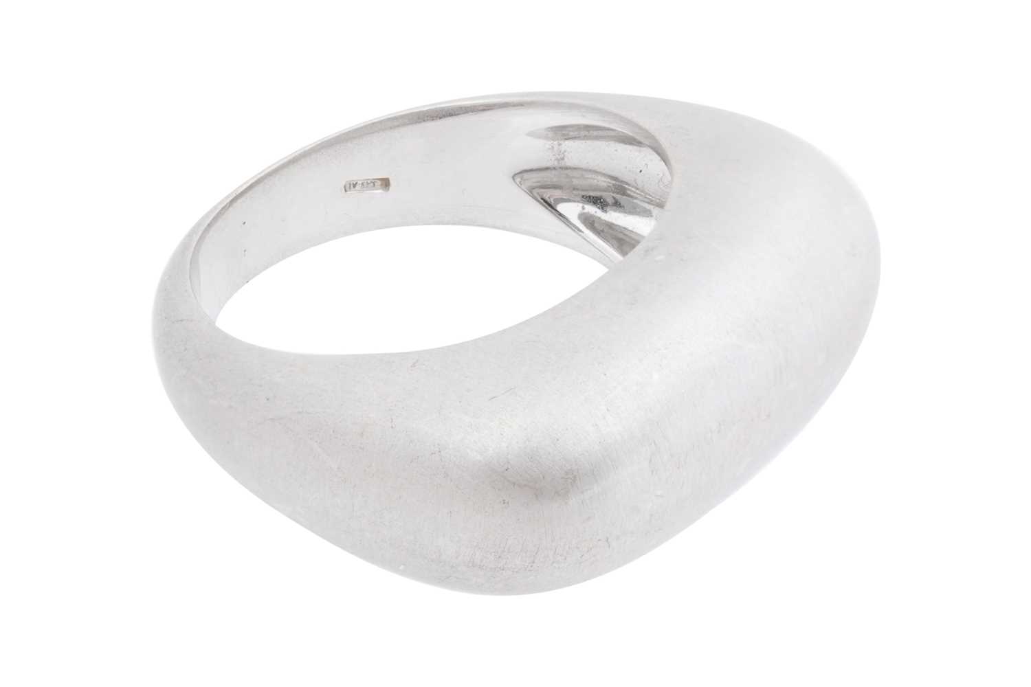 Lot 42 - A 14CT WHITE GOLD RING