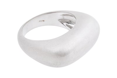 Lot 42 - A 14CT WHITE GOLD RING