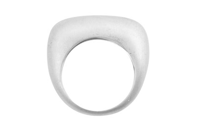 Lot 42 - A 14CT WHITE GOLD RING