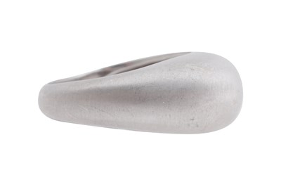 Lot 42 - A 14CT WHITE GOLD RING