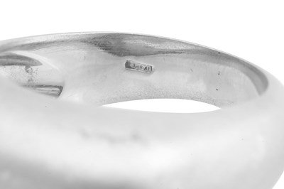 Lot 42 - A 14CT WHITE GOLD RING