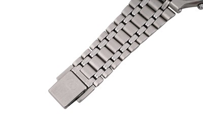 Lot 9 - GUCCI MODEL 9300 STAINLESS STEEL CHRONOGRAPH BRACELET WATCH WITH ORIGINAL GUCCI TIMEPIECES POUCH
