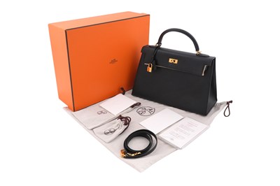 Lot 116 - AN HERMÈS KELLY II SELLIER 32 HANDBAG IN BLACK WITH GOLD HARDWARE