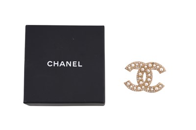 Lot 74 - A BOXED CHANEL FAUX PEARL AND CRYSTAL INTERLOCKING 'CC' BROOCH