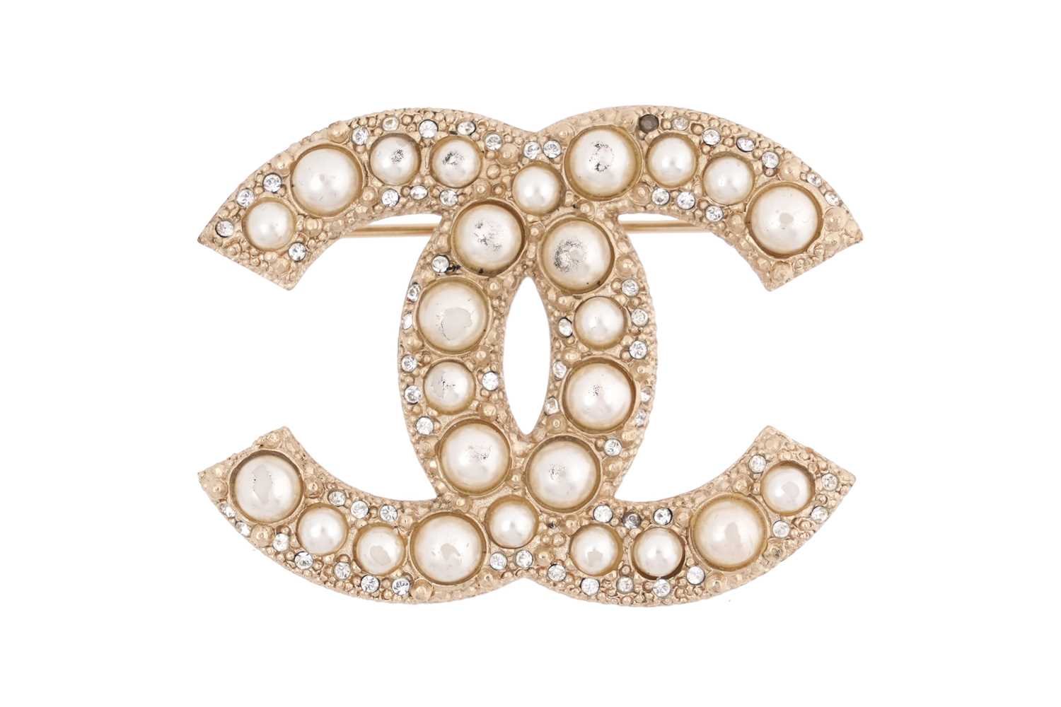 Lot 74 - A BOXED CHANEL FAUX PEARL AND CRYSTAL INTERLOCKING 'CC' BROOCH