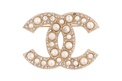 Lot 74 - A BOXED CHANEL FAUX PEARL AND CRYSTAL INTERLOCKING 'CC' BROOCH