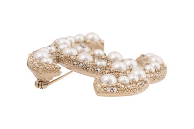 Lot 74 - A BOXED CHANEL FAUX PEARL AND CRYSTAL INTERLOCKING 'CC' BROOCH