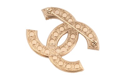 Lot 74 - A BOXED CHANEL FAUX PEARL AND CRYSTAL INTERLOCKING 'CC' BROOCH