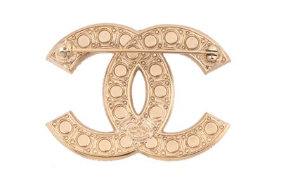 Lot 74 - A BOXED CHANEL FAUX PEARL AND CRYSTAL INTERLOCKING 'CC' BROOCH