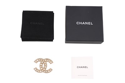 Lot 74 - A BOXED CHANEL FAUX PEARL AND CRYSTAL INTERLOCKING 'CC' BROOCH