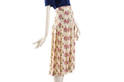 Lot 76 - A GUCCI FLORAL SILK PLEATED SKIRT WITH TAGS