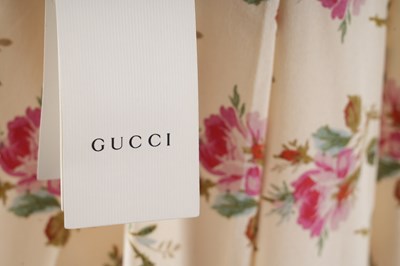 Lot 76 - A GUCCI FLORAL SILK PLEATED SKIRT WITH TAGS