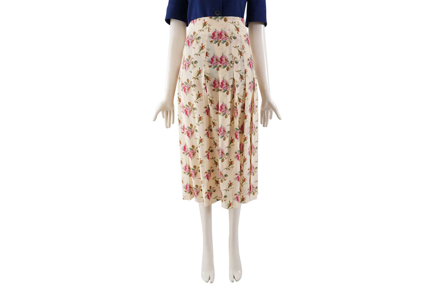 Lot 76 - A GUCCI FLORAL SILK PLEATED SKIRT WITH TAGS