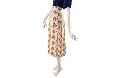Lot 76 - A GUCCI FLORAL SILK PLEATED SKIRT WITH TAGS