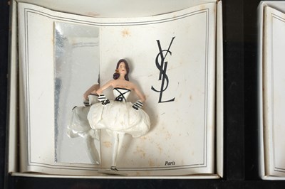 Lot 170 - A COLLECTION OF 16 PIXI 'MODE: LA HAUTE COUTURE' MINIATURE FASHION DESIGNER FIGURINES IN DISPLAY BOX
