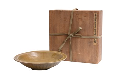 Lot 13 - A LONGQUAN 'DRAGON' CHARGER