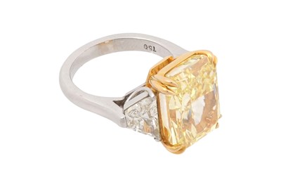 Lot 40 - A FANCY INTENSE YELLOW DIAMOND AND DIAMOND RING