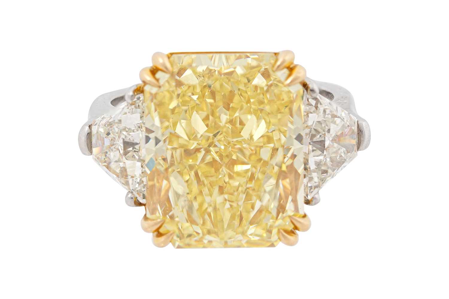 Lot 40 - A FANCY INTENSE YELLOW DIAMOND AND DIAMOND RING