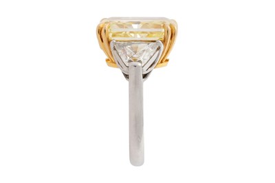 Lot 40 - A FANCY INTENSE YELLOW DIAMOND AND DIAMOND RING
