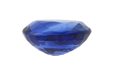 Lot 52 - AN UNMOUNTED OVAL CUT SAPPHIRE