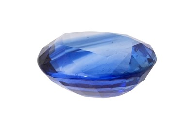 Lot 52 - AN UNMOUNTED OVAL CUT SAPPHIRE