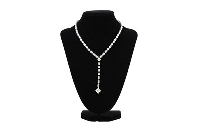 Lot 16 - AN 18CT WHITE GOLD AND DIAMOND LARIAT NECKLACE WITH DROP PENDANT
