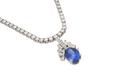 Lot 15 - AN 18CT WHITE GOLD DIAMOND TENNIS NECKLACE WITH AN ART DECO STYLE DIAMOND AND SAPPHIRE PENDANT