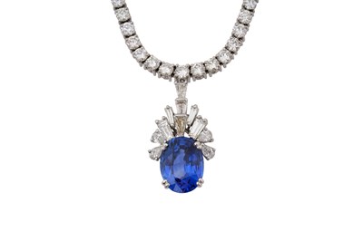 Lot 15 - AN 18CT WHITE GOLD DIAMOND TENNIS NECKLACE WITH AN ART DECO STYLE DIAMOND AND SAPPHIRE PENDANT