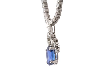Lot 15 - AN 18CT WHITE GOLD DIAMOND TENNIS NECKLACE WITH AN ART DECO STYLE DIAMOND AND SAPPHIRE PENDANT