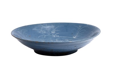 Lot 17 - A SWATOW WARE BLUE-GROUND SLIP-DECORATED CHARGER