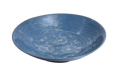Lot 17 - A SWATOW WARE BLUE-GROUND SLIP-DECORATED CHARGER