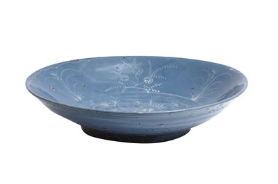Lot 17 - A SWATOW WARE BLUE-GROUND SLIP-DECORATED CHARGER