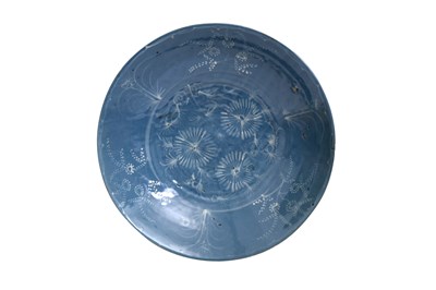 Lot 17 - A SWATOW WARE BLUE-GROUND SLIP-DECORATED CHARGER
