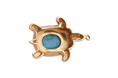 Lot 57 - AN 18CT GOLD TURQUOISE CABOCHON TURTLE CHARM