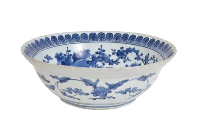 Lot 69 - A LARGE BLUE AND WHITE KAKIEMON 'SPARROWS AND BAMBOO' BOWL